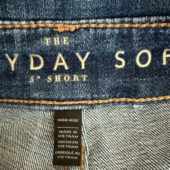 White House Black Market High-Rise Everyday Soft Denim™ Pleated 5-Inch Shorts - Picture 4 of 11